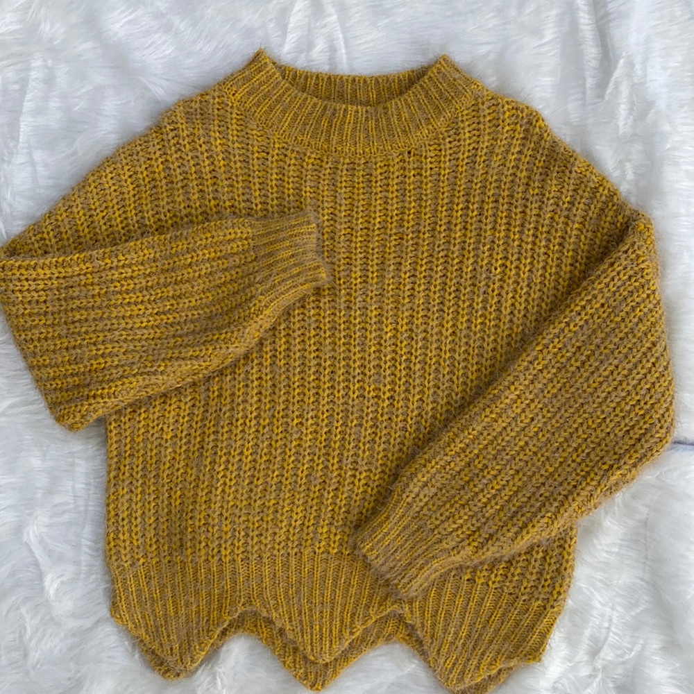 Buckle BKE Mustard Yellow Gray Chunky Knit Scalloped Hem Sweater